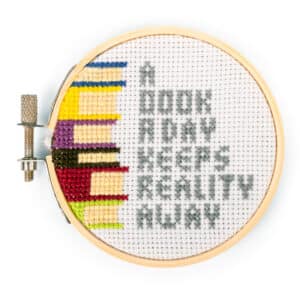 Kikkerland A Book a Day Mini Cross Stitch Embroidery Kit – det perfekte starterkit til broderi-entusiaster!
